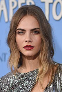 How tall is Cara Delevingne?